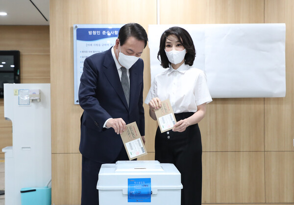 윤석열 대통령과 김건희 여사가 6·1 전국동시지방선거 사전투표 첫날인 27일 서울 용산구 용산구의회에 마련된 사전투표소에서 투표를 하고 있다. 2022.05.27 [대통령실통신사진기자단] 연합뉴스