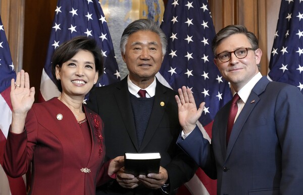 3일 미국 워싱턴D.C. 미 의회 의사당 내 레이번 룸에서 한국계 '영 김' 연방 하원의원(맨 왼쪽, 공화)이 의원 선서식에서 포즈를 취하고 있다. 2025. 01. 03 [AP=연합뉴스)