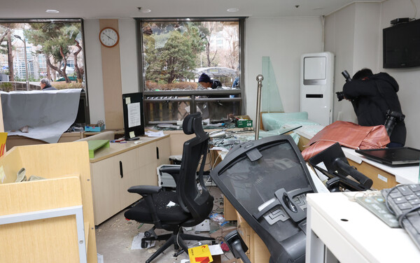 윤석열 대통령이 내란 우두머리 혐의로 구속되자 일부 윤 대통령 지지자들이 서울서부지방법원 내부로 난입해 불법폭력사태를 일으킨 19일 오후 서부지법 내부가 파손돼 있다. 2025.1.19.  연합뉴스