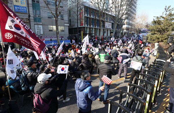 윤석열 대통령에 대한 탄핵심판 4차 변론이 열린 23일 오후 서울 종로구 헌법재판소 인근에서 윤 대통령 지지자들이 구호를 외치고 있다. 2025.1.23. 연합뉴스