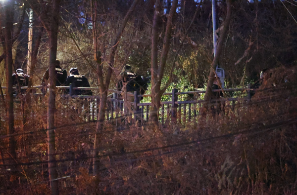 고위공직자범죄수사처(공수처)와 경찰이 윤석열 대통령에 대한 2차 체포영장 집행에 나선 15일 서울 용산구 한남동 대통령 관저 인근 매봉산 등산로로 형사기동대원들이 이동하고 있다. 2025.1.15. 연합뉴스