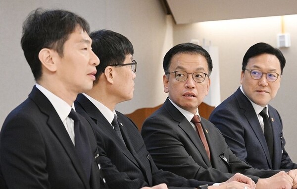 최상목 대통령 권한대행 부총리 겸 기획재정부 장관이 1월 3일 오전 정부서울청사에서 거시경제·금융현안간담회를 하고 있다. 왼쪽부터 이른바 'F4'라 불리는 이복현 금감원장, 이창용 한국은행 총재, 최 권한대행, 김병환 금융위원장. 연합뉴스