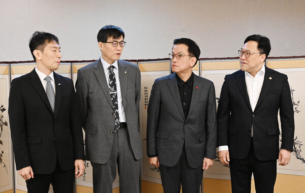 최상목 대통령 권한대행 부총리 겸 기획재정부 장관이 24일 정부서울청사에서 열린 거시경제·금융현안 간담회 참석자들과 대화하고 있다. 왼쪽부터 이복현 금융감독원장, 이창용 한국은행 총재, 최 권한대행, 김병환 금융위원장. 2025.1.24 [기획재정부 제공] 연합뉴스