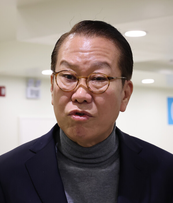 국민의힘 권영세 비상대책위원장이 27일 오후 서울 영등포구 인봉의료재단 영등포병원에서 설 연휴 응급의료체계 현장점검을 한 뒤 보도진과 인터뷰하고 있다. 2025.1.27. 연합뉴스