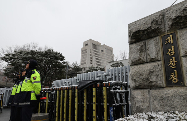 27일 오전 서울 서초동 대검찰청 앞에 경찰이 배치돼 있다. 지난 26일 검찰 비상계엄 특별수사본부는 윤석열 대통령을 구속기소했다. 2025.1.27. 연합뉴스