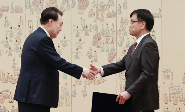 2023년 1월3일 윤석열이 서울 용산 대통령실 청사에서 열린 부총리·장관급 임명장 수여식에서 최상목 경제부총리 겸 기획재정부 장관에게 임명장을 수여하고 있다. 연합뉴스