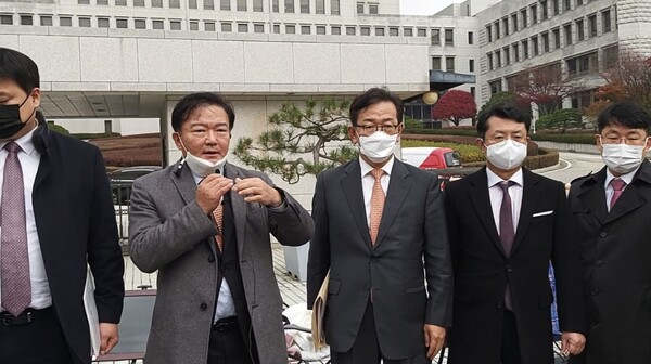민경욱 전 의원과 대리인단 변호사들이 2021년 11월 19일 재판 대법원 앞에서 후 기자회견을 하고 있다. 좌로부터 박주현 변호사, 민 전 의원, 석동현 변호사, 현성삼 변호사, 도태우 변호사. 뉴스앤포스트.