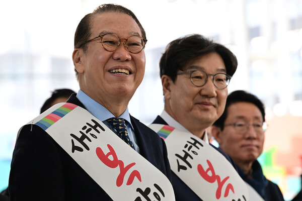 국민의힘 권영세 비상대책위원장, 권성동 원내대표가 24일 오전 서울역에서 설 귀성 인사를 하고 있다. 2025.1.24 [공동취재] 연합뉴스