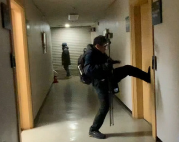 19일 새벽 윤석열 대통령에 대한 구속영장이 발부된 이후 서울서부지법 내부로 들어가 판사 개인 집무실 문을 발로 차서 부수며 수색하는 폭도들. JTBC 영상 갈무리