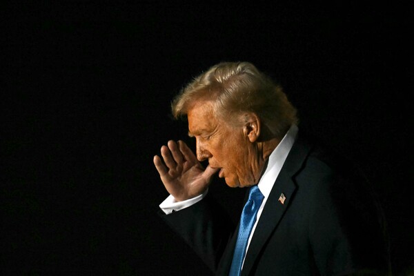 도널드 트럼프 미국 대통령이 31일 플로리다주 마러라고 리조트로 가기 위해 웨스트 팜 비치 국제공항에 도착하면서 인사를 하고 있다. 2025. 01. 31 [AFP=연합뉴스]