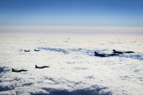 한미일은 15일 미국 B-1B 전략폭격기가 전개한 가운데 한반도 인근 공해상공에서 한·미·일 공중훈련을 실시했다고 밝혔다. 사진은 훈련 중인 대한민국 공군 F-15K 2대와 일본 항공자위대 F-2 2대, 미국 B-1B 랜서 2대. 2025.1.15 [국방부 제공] 연합뉴스