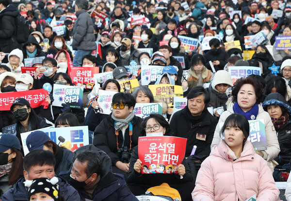 윤석열 즉각 퇴진·사회대개혁 비상행동이 1일 오후 서울 종로구 광화문 인근 도로에서 연 9차 범시민 총궐기대회에서 참가자들이 손팻말을 들고 있다. 2025.2.1 연합뉴스