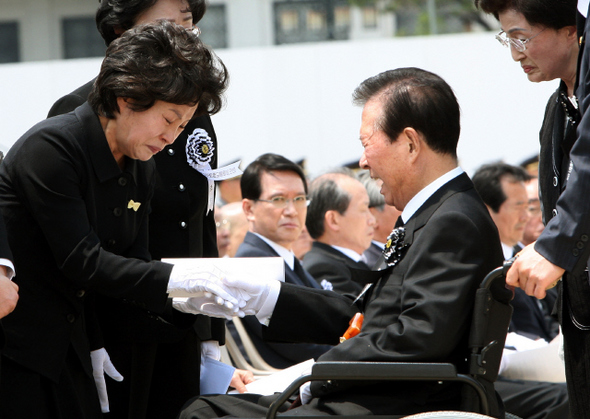 2009년 5월 29일 고 노무현 대통령 영결식에서 권양숙 여사의 손을 잡고 오열하는 고 김대중 대통령.  청와대사진기자단