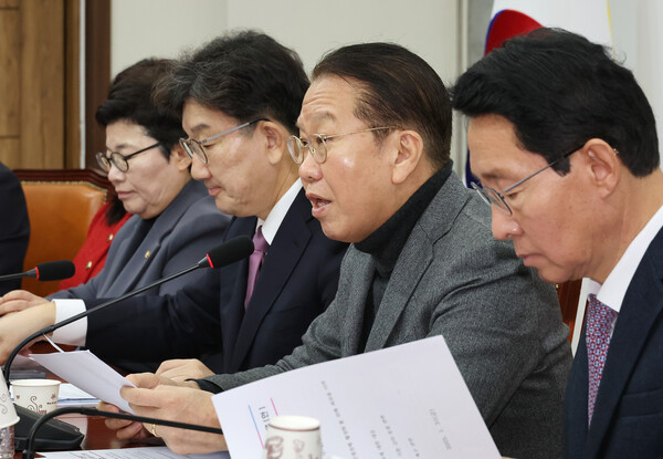 국민의힘 권영세 비상대책위원장(오른쪽 두번째)이 31일 국회에서 열린 비상대책위원 회의에서 발언하고 있다. 2025.1.31 연합뉴스