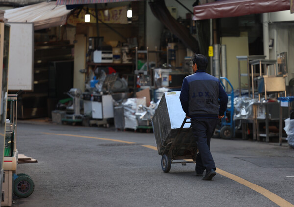 음식업 폐업률이 크게 오른 가운데 한 상인이 서울 중구 황학동 주방거리를 지나고 있다. 2024. 12. 26. 연합뉴스