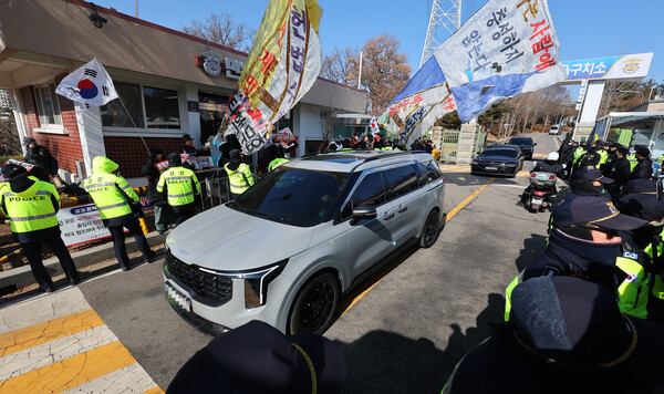 윤석열 대통령 면회를 마친 국민의힘 권영세 비대위원장, 권성동 원내대표, 나경원 의원이 탄 차량이 3일 경기도 의왕시 서울구치소를 빠져나오고 있다. 2025.2.3. 연합뉴스