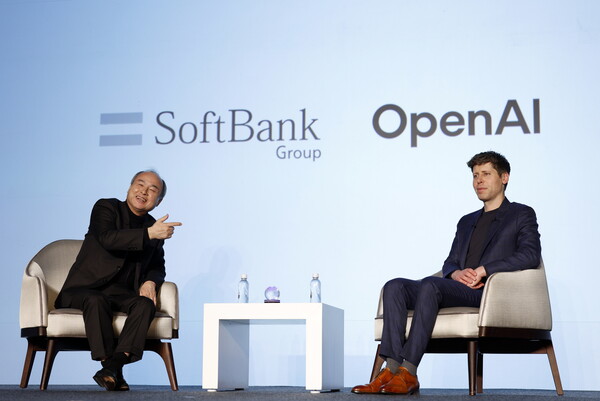 일본 소프트뱅크 그룹 주식회사 회장 겸 CEO 마사요시 손(좌)과 오픈AI CEO 샘 올트먼이 2월 3일 일본 도쿄에서 열린 'AI를 통한 비즈니스 혁신' 행사에서 토크 세션에 참석했다. 마사요시 손(손정의)은 오픈AI CEO 올트먼과 일본에 합작법인을 설립해 기업에 인공지능 서비스를 제공하기로 합의했다. 2025.2.3. EPA 연합뉴스