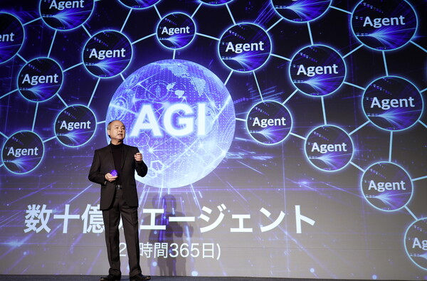 일본 소프트뱅크 그룹 주식회사 회장 겸 CEO 마사요시 손이 2월 3일 일본 도쿄에서 열린 'AI를 통한 비즈니스 혁신' 행사에서 연설하고 있다. 마사요시 손은 오픈AI CEO 샘 올트먼과 일본에 합작법인을 설립해 기업에 인공지능 서비스를 제공하기로 합의했다고 발표했다. 그는 범용 인공지능(AGI)은 앞으로 4년, 초지능 AI는 앞으로 10년뒤인 2035년까지 개발할 수 있을 것이라 자신했다. 2025.2.3. EPA. 언합뉴스
