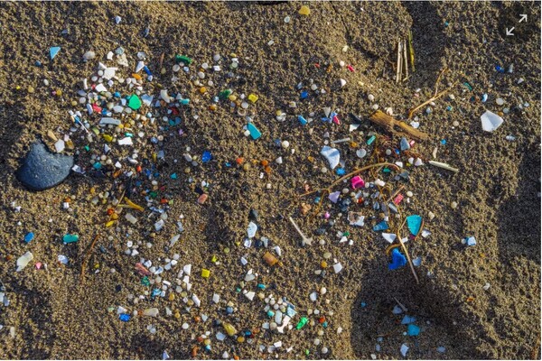 의류(옷)나 직물(섬유제품)에서 떨어져 나온 가장 흔한 유형의 미세 플라스틱.  가디언 2025년 2월 3일