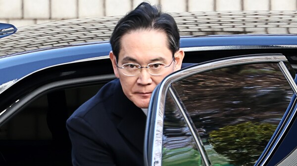 이재용 삼성전자 회장이 3일 오후 서초구 서울고법에서 열린 부당합병·회계부정 혐의 항소심 선고공판에 출석하기 위해 차에서 내리고 있다. 2025.2.3. 연합뉴스