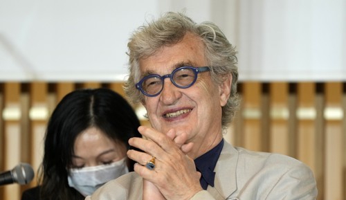 독일의 영화감독 빔 벤더스가 2021년 도쿄에서 취재진을 만나 일본의 고급 공중화장실을 소재로 한 영화 제작 구상을 밝히고 있다. 사진=AP 제공