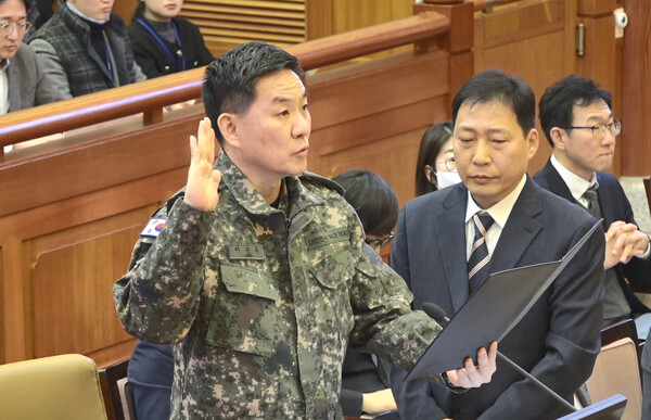 이진우 전 육군 수도방위사령관이 4일 서울 종로구 헌법재판소에서 열린 윤석열 대통령 탄핵심판 5차 변론기일에서 증인 선서를 하고 있다. 2025.2.4. 연합뉴스