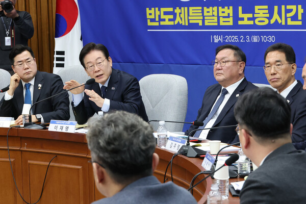 더불어민주당 이재명 대표가 3일 국회에서 '행복하고 정의로운 대한민국, 반도체특별법 노동시간법 적용제외 어떻게?'라는 주제로 열린 '정책 디베이트'를 주재하고 있다. 2025.2.3 연합뉴스
