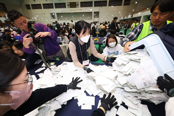 제22대 국회의원선거 투표일인 2024년 4월 10일 오후 서울 관악구 서울대학교 종합체육관에 마련된 총선 개표소에서 개표 작업이 진행되고 있다. 2024.4.10 연합뉴스.