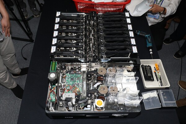 2020년 5월 28일 경기도 과천 중앙선거관리위원회에서 4·15 총선 부정선거 주장에 대한 의혹을 해소하기 위해 열린 사전투표 및 개표 공개 시연회에서 관계자들이 투표지 분류기를 분해하고 있다. 2020.5.28 연합뉴스.