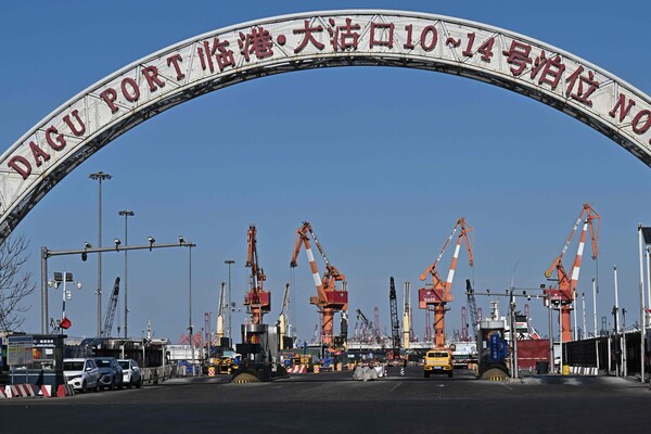 5일 중국 톈진 빈하이 경제구역의 량강 다구 항구의 전경. 중국은 자국산 수입품에 대한 미국의 관세 부과에 대해 "단호한 반대"를 표명하고 무역 분쟁 해결을 위한 "대화"를 촉구했다. 2025.2.5. AFP 연합뉴스 