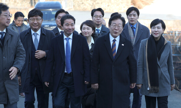 더불어민주당 이재명 대표가 설 연휴 마지막 날인 30일 오후 경남 양산시 하북면 평산마을 문재인 전 대통령 사저에서 문 전 대통령 예방 후 사저에서 나와 이동하고 있다. 2025.1.30 연합뉴스