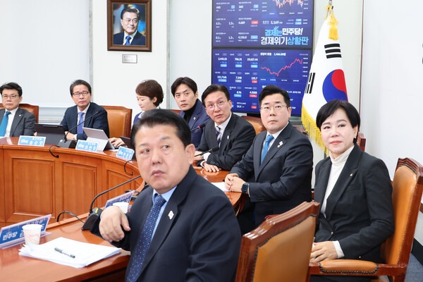 더불어민주당 박찬대 원내대표와 최고위원들이 3일 국회에서 열린 최고위원회의에서 전광훈 목사의 발언을 담은 보수집회 자료 영상을 보고 있다. 2025.2.3. 연합뉴스