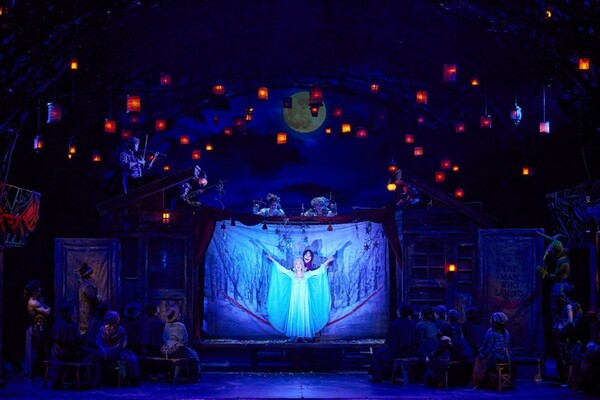 뮤지컬 초반, 유랑극단의 공연 장면(그윈플렌과 데아) 사진=EMK뮤지컬컴퍼니