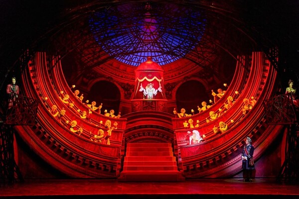 귀족 의회에 참석한 그윈플렌(오른쪽 하단의 흰색 가발) 사진=EMK뮤지컬컴퍼니