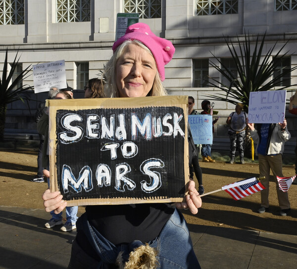 5일 미국 캘리포니아주 로스앤젤레스에서 진행된 한 집회에서 한 시민이 "머스크를 화성으로 보내라"라고 적힌 손팻말을 들고 있다. 2025. 02. 05 [UPI=연합뉴스]