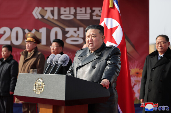 북한 김정은 국무위원장이 6일 강동군병원과 종합봉사소건설 착공식에 참석하고 연설했다고 조선중앙통신이 7일 보도했다. 2025,2.7 연합뉴스