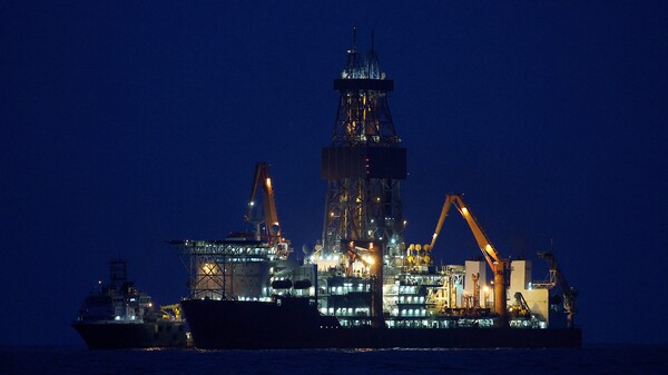 지난해 12월 30일 새벽 경북 포항시 앞바다에 위치한 대왕고래 유망구조에서 웨스트 카펠라호가 탐사 시추 작업을 하고 있다. 2025.1.1. 연합뉴스