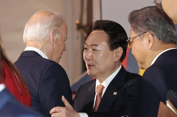 윤석열 대통령과 조 바이든 미국 대통령이 21일(현지시간) 미국 뉴욕 한 빌딩에서 열린 글로벌펀드 제7차 재정공약회의를 마친 뒤 대화를 나누고 있다. 윤 대통령 비속어 논란이 촉발된 장면. 2022.9.22.연합뉴스 
