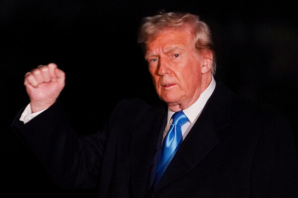 도널드 트럼프 미국 대통령이 2일 워싱턴D.C. 백악관의 사우스론에 도착하면서 포즈를 취하고 있다. 2025. 02. 02 [로이터=연합뉴스]