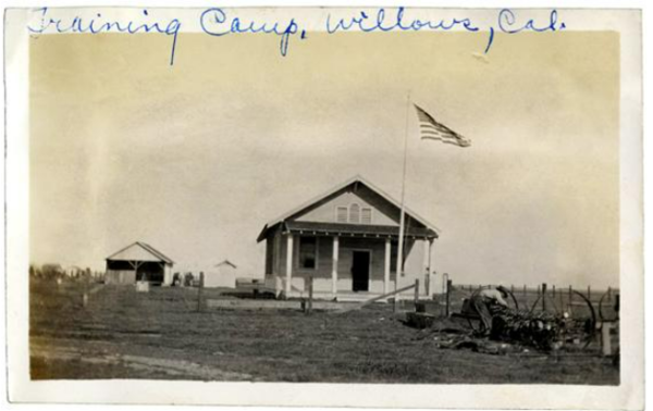 윌로스 한인비행학교 건물 앞에 성조기가 휘날리고 있다.