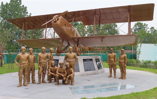 2020년 7월 14일 서울 강서구 국립항공박물관 마당에 선보인 윌로스 한인비행학교 기념조형물. 100년 전 개교 당시 사진을 토대로 스탠더드 J-1 훈련기와 생도 10명의 모습을 재현했다. (공군 제공)