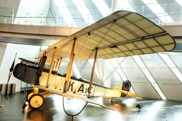 윌로스 한인비행학교에서 훈련용으로 쓰인 2인승 복엽기 스탠더드 J-1을 복원한 것. 꼬리날개에는 태극 문양을 그려넣었고 동체 옆면에는 ‘대한민국항공대’의 영문 약자로 추정되는 ‘K.A.C’를 새겼다. (국립항공박물관 제공)