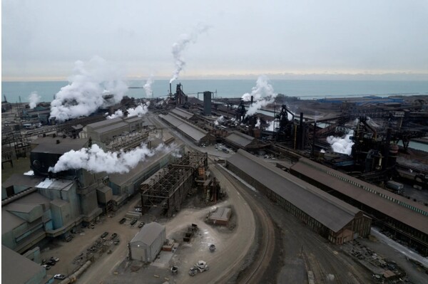 유에스 스틸(U.S. Steel)이 운영하는 인디애나 주 게리의 제철소. 트럼프 대통령은 7일 일본제철이 유에스 스틸을 매수하는 것이 아니라 투자할 것이라고 말했다.  뉴욕타임스 2월 7일