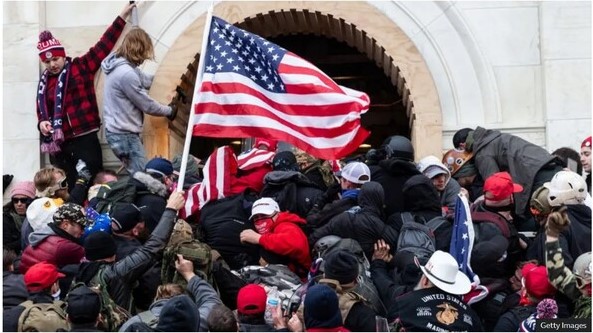 2021년 1월 6일 도널드 트럼프 전 대통령의 지지자들이 미국 의회를 습격했다. 이 사건은 미국 민주주의의 '대참사'로 불리며, 전 세계를 경악하게 했다. ⓒ BBC News