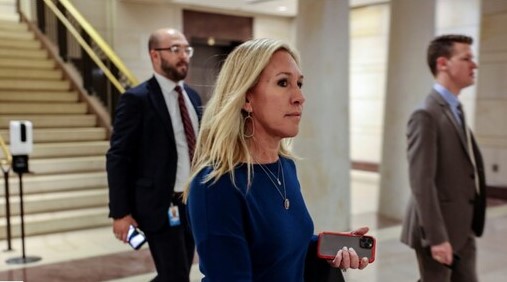 미국 공화당원들은 민주당원들과 함께 의사당 난입 사건을 규탄하고, 폭력 행위와 트럼프 전 대통령의 역할을 비난했으나. 사건 1년 뒤부터 공화당 지도부의 반응이 훨씬 더 절제 됐다. 그날의 공포를 인정하면서도 빠르게 민주당 비판으로 화제를 전환했다.  트럼프 대통령도 의회 점거 폭동이 일어난 1월 6일을 '사랑의 날'이라고 부르기 시작했다.