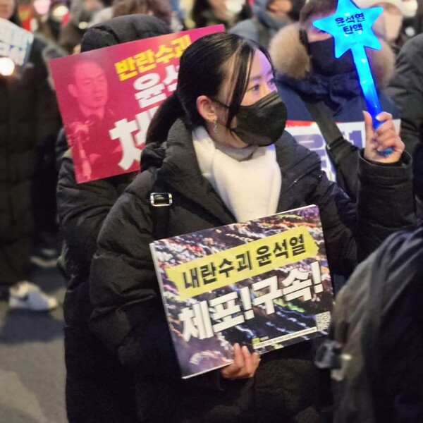 피켓과 응원봉을 들고 탄핵을 외치는 이본아씨.