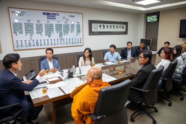 미얀마 민주화 운동을 지지하는 서울 강서구 의회 의장과 담소를 나누는 미얀마 출신 활동가들.