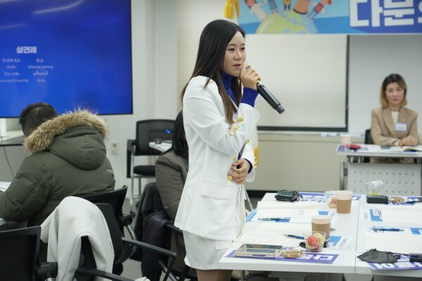다문화가족 지원 관련 세미나에서 발언하는 이본아 씨.