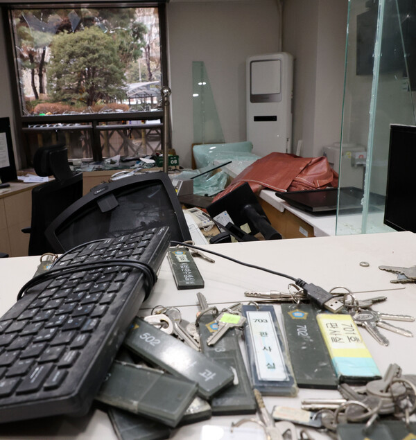 윤석열 대통령이 내란 우두머리 혐의로 구속되자 일부 윤 대통령 지지자들이 서울서부지방법원 내부로 난입해 불법폭력사태를 일으킨 19일 오후 서부지법 내부의 한 사무실과 집기류 등이 파손돼 있다. 2025.1.19. 연헙뉴스