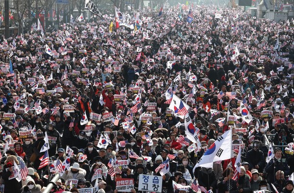 대한민국바로세우기국민운동본부가 1일 오후 서울 종로구 동화면세점 인근에서 연 탄핵 반대 광화문 국민대회에서 참가자들이 구호를 외치고 있다. 2025.2.1. 연합뉴스